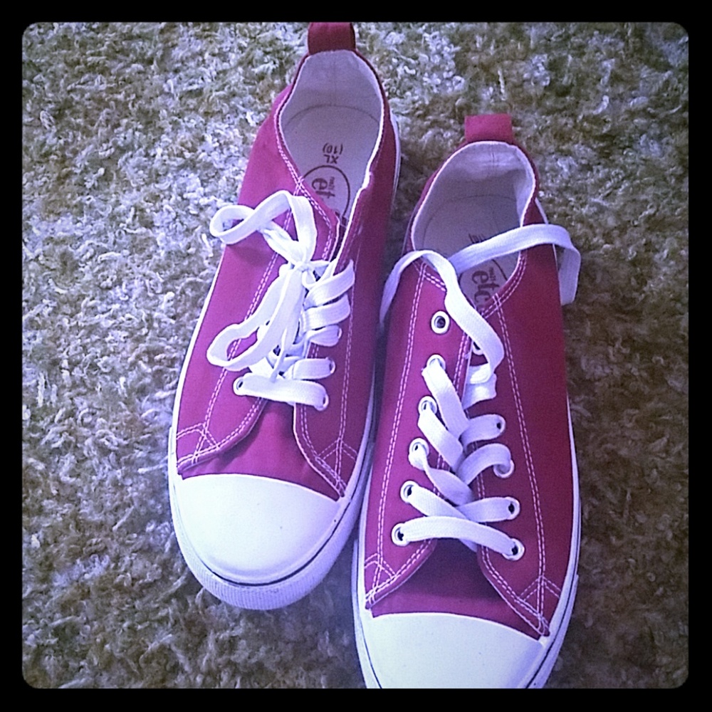 Tennis shoes